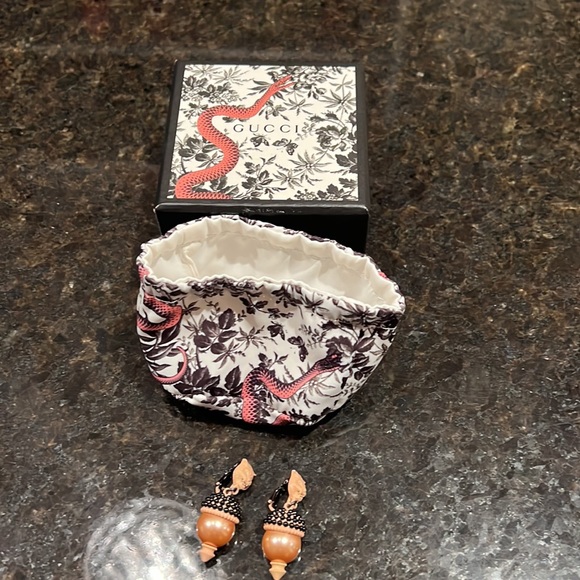 Gucci Women's Pink Pearl-effect Embellished Tiger Earrings - Picture 4 of 7